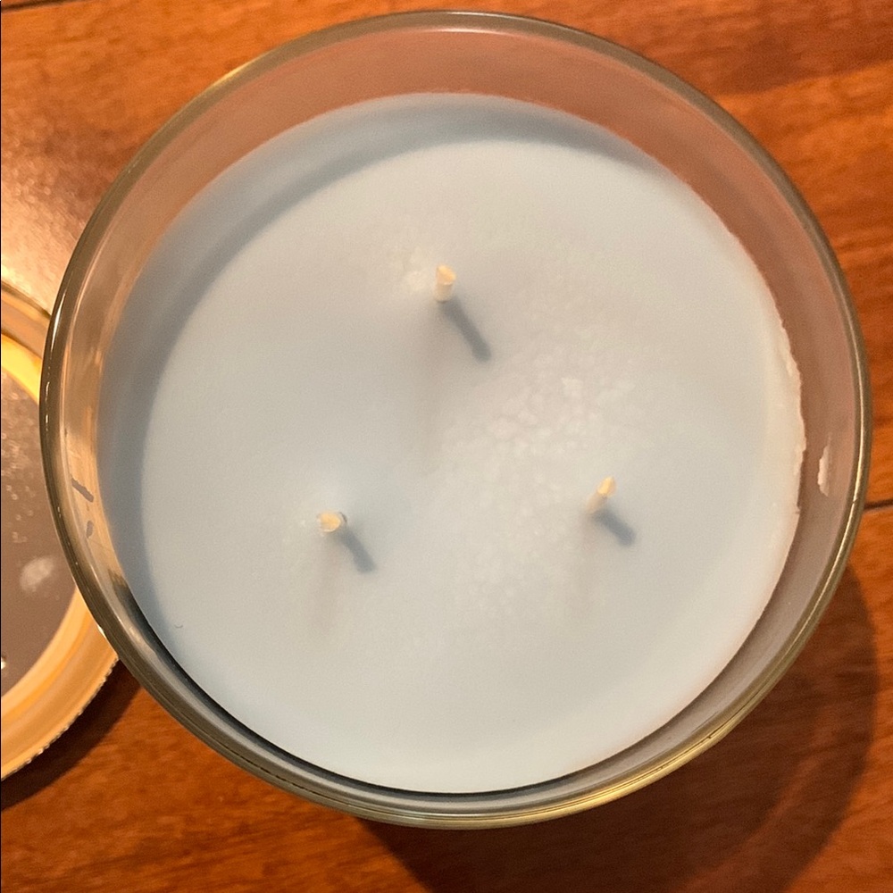 Bath & Body Works Snowflakes & Citrus Candle - Picture 5 of 7